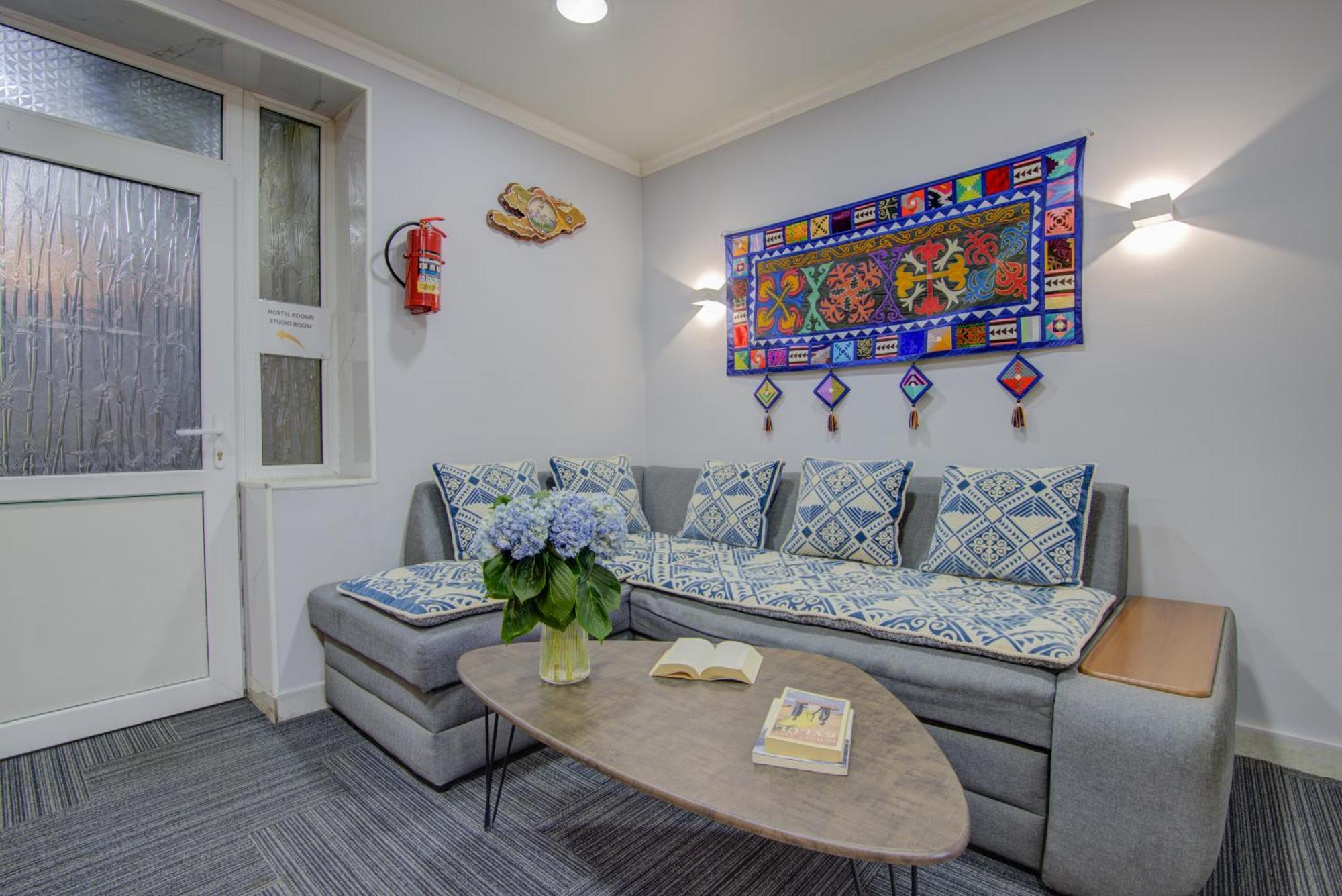 Viva Hotel Бишкек Экстерьер фото
